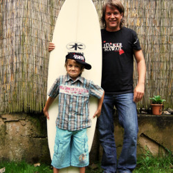 Knirps gewinnt Surfbrett von Kazuma